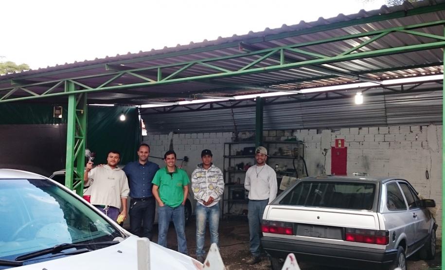 Parceria entre Governo do Estado e Prefeitura, programa de microcrédito beneficia empreendedores de Ibiporã O empreendedor Ezalfino Costa Filho (Fininho), proprietário do Lava Rápido “FinoCar”, que captou recursos do microcrédito para capital de giro para investir no empreendimento, com sua equipe de trabalho.