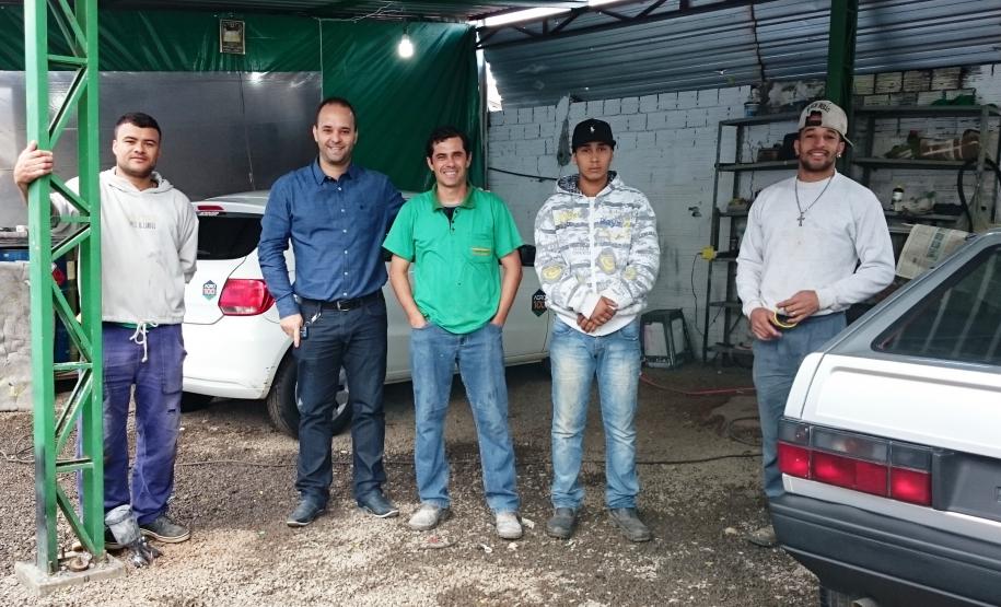 Parceria entre Governo do Estado e Prefeitura, programa de microcrédito beneficia empreendedores de Ibiporã O empreendedor Ezalfino Costa Filho (Fininho), proprietário do Lava Rápido “FinoCar”, que captou recursos do microcrédito para capital de giro para investir no empreendimento, com sua equipe de trabalho.