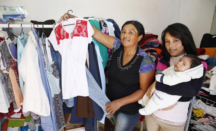 Dona de uma loja de roupas no município de Palmeira, nos Campos Gerais, Rosi das Neves, 50 anos, teve acesso à linha de crédito Paraná Juro Zero, um financiamento criado pela Fomento Paraná, sem cobrança de juros, para famílias atendidas pelo Família Paranaense que queiram montar ou ampliar seu negócio.