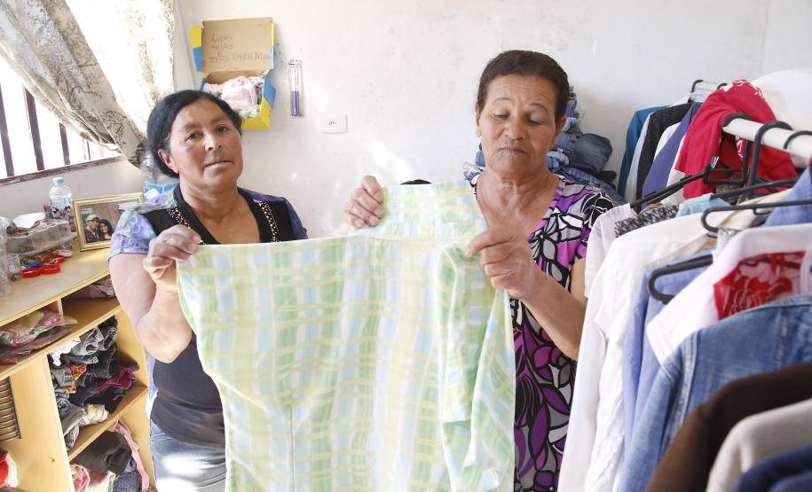 Dona de uma loja de roupas no município de Palmeira, nos Campos Gerais, Rosi das Neves, 50 anos, teve acesso à linha de crédito Paraná Juro Zero, um financiamento criado pela Fomento Paraná, sem cobrança de juros, para famílias atendidas pelo Família Paranaense que queiram montar ou ampliar seu negócio.