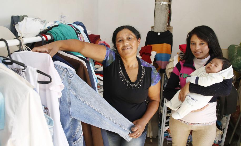 Dona de uma loja de roupas no município de Palmeira, nos Campos Gerais, Rosi das Neves, 50 anos, teve acesso à linha de crédito Paraná Juro Zero, um financiamento criado pela Fomento Paraná, sem cobrança de juros, para famílias atendidas pelo Família Paranaense que queiram montar ou ampliar seu negócio.