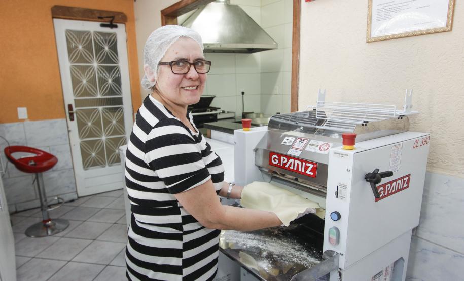 Ercilia Maria dos Santos, proprietária de pastelaria no Cajuru, ampliou o negócio através de financiamento pela Fomento Paraná.