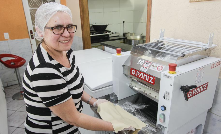Ercilia Maria dos Santos, proprietária de pastelaria no Cajuru, ampliou o negócio através de financiamento pela Fomento Paraná.