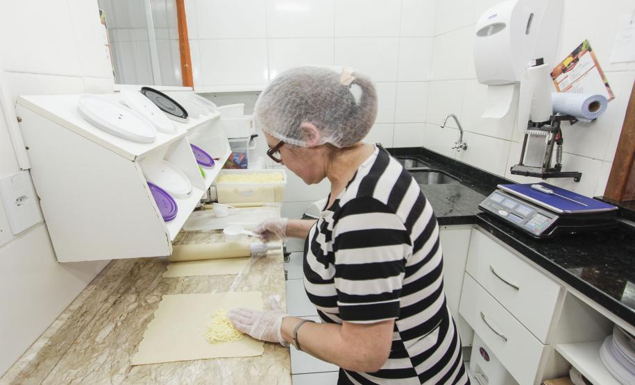 Ercilia Maria dos Santos, proprietária de pastelaria no Cajuru, ampliou o negócio através de financiamento pela Fomento Paraná.