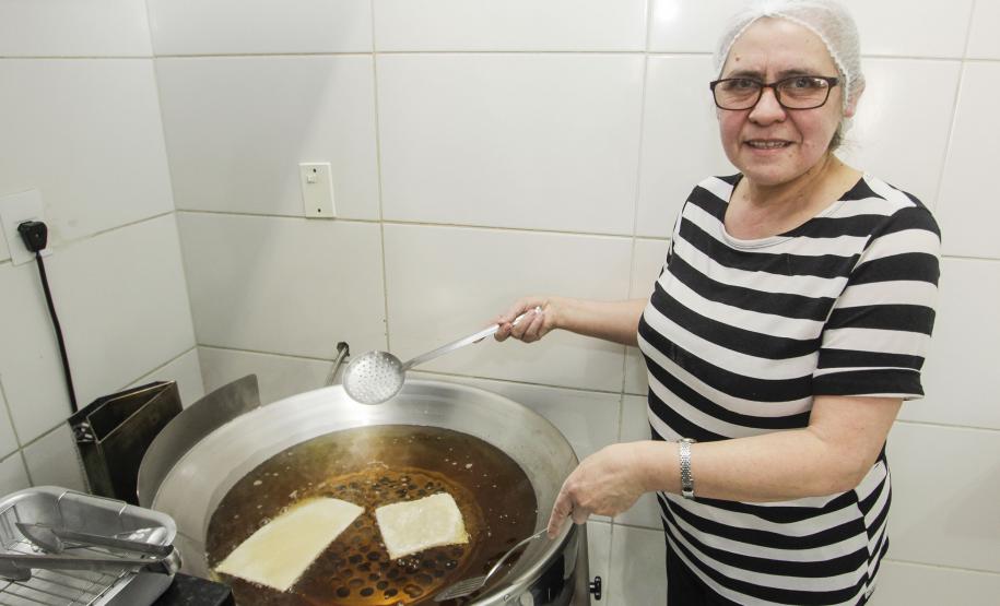 Ercilia Maria dos Santos, proprietária de pastelaria no Cajuru, ampliou o negócio através de financiamento pela Fomento Paraná.