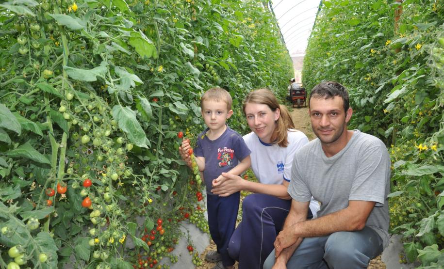 Crédito ajudou agricultores a retomar a produção após enchentes no litoral Empreendimentos afetados pelas fortes chuvas que atingiram Morretes, no litoral do estado, em março de 2011, comemoram a retomada plena das atividades a partir do crédito disponibilizado pela Fomento Paraná. Na imagem, a família do agricultor Altamir Bontorin.