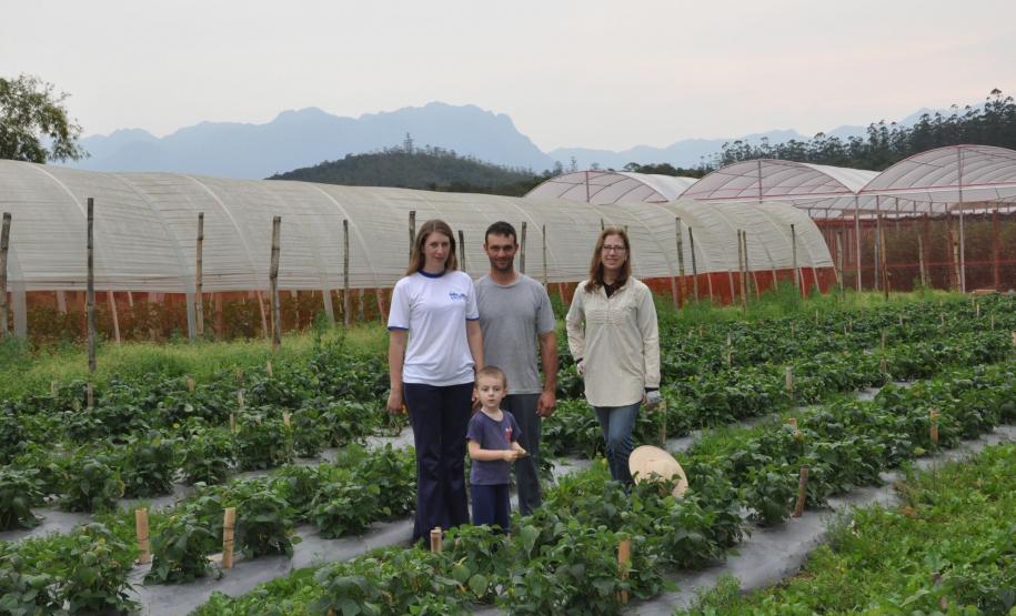 Crédito ajudou agricultores a retomar a produção após enchentes no litoral Empreendimentos afetados pelas fortes chuvas que atingiram Morretes, no litoral do estado, em março de 2011, comemoram a retomada plena das atividades a partir do crédito disponibilizado pela Fomento Paraná. Na imagem, a família do agricultor Altamir Bontorin com a engenheira agrônoma da Emater, Ruth Pires, que prestou suporte técnico à família.