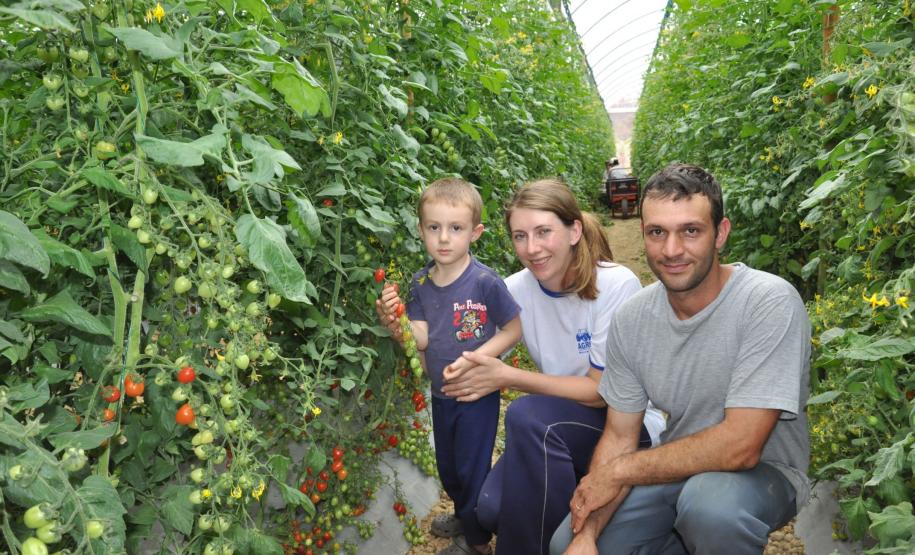 Crédito ajudou agricultores a retomar a produção após enchentes no litoral Empreendimentos afetados pelas fortes chuvas que atingiram Morretes, no litoral do estado, em março de 2011, comemoram a retomada plena das atividades a partir do crédito disponibilizado pela Fomento Paraná. Na imagem, a família do agricultor Altamir Bontorin.