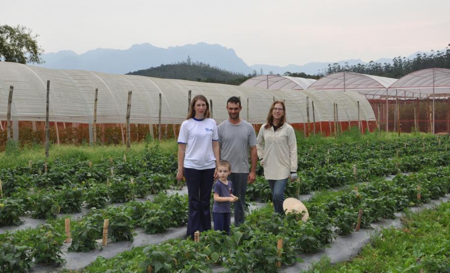 Crédito ajudou agricultores a retomar a produção após enchentes no litoral Empreendimentos afetados pelas fortes chuvas que atingiram Morretes, no litoral do estado, em março de 2011, comemoram a retomada plena das atividades a partir do crédito disponibilizado pela Fomento Paraná. Na imagem, a família do agricultor Altamir Bontorin com a engenheira agrônoma da Emater, Ruth Pires, que prestou suporte técnico à família.