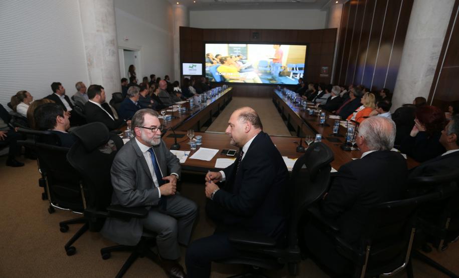 Governo do Estado lança linha de crédito para empreendedores da área da cultura O lançamento do programa Fomento Cultura foi feito pelo presidente da Fomento Paraná, Juraci Barbosa, e pelo secretário de Estado da Cultura, João Luiz Fiani, em evento no Palácio Iguaçu, em Curitiba, com a presença de produtores culturais, artistas e representantes de entidades do setor.