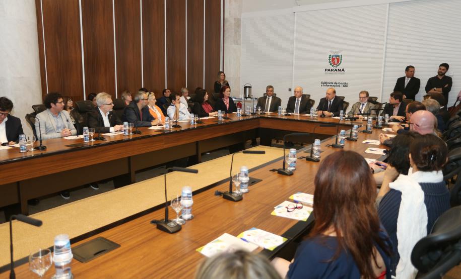 Governo do Estado lança linha de crédito para empreendedores da área da cultura O lançamento do programa Fomento Cultura foi feito pelo presidente da Fomento Paraná, Juraci Barbosa, e pelo secretário de Estado da Cultura, João Luiz Fiani, em evento no Palácio Iguaçu, em Curitiba, com a presença de produtores culturais, artistas e representantes de entidades do setor.