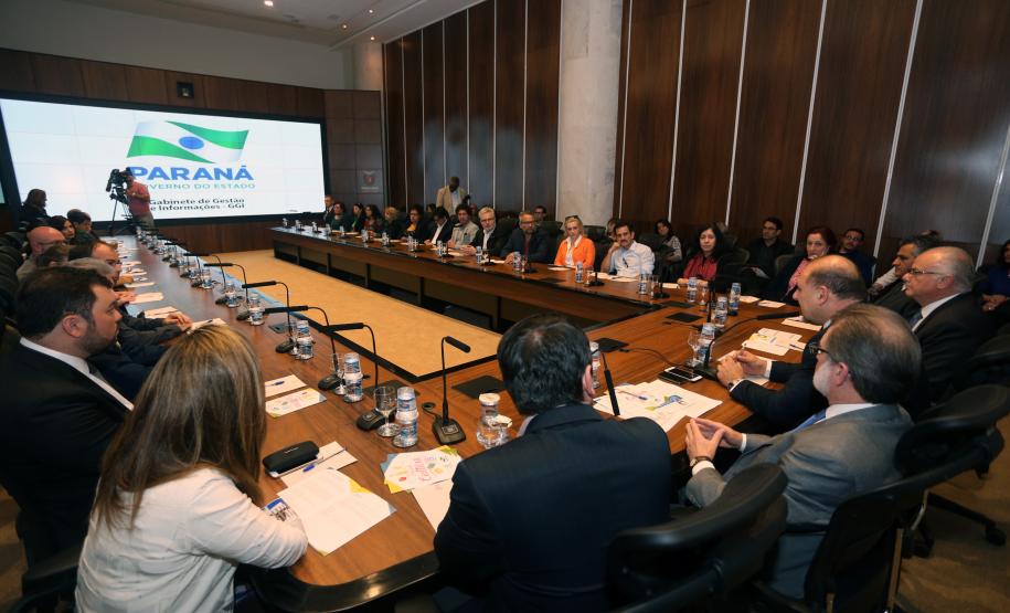 Governo do Estado lança linha de crédito para empreendedores da área da cultura O lançamento do programa Fomento Cultura foi feito pelo presidente da Fomento Paraná, Juraci Barbosa, e pelo secretário de Estado da Cultura, João Luiz Fiani, em evento no Palácio Iguaçu, em Curitiba, com a presença de produtores culturais, artistas e representantes de entidades do setor.