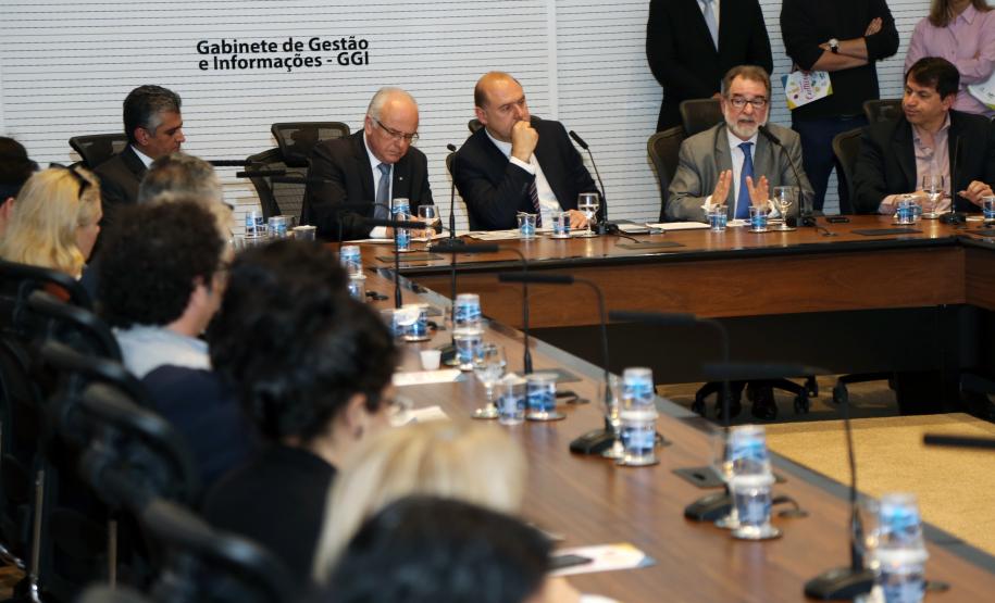 Governo do Estado lança linha de crédito para empreendedores da área da cultura O lançamento do programa Fomento Cultura foi feito pelo presidente da Fomento Paraná, Juraci Barbosa, e pelo secretário de Estado da Cultura, João Luiz Fiani, em evento no Palácio Iguaçu, em Curitiba, com a presença de produtores culturais, artistas e representantes de entidades do setor.