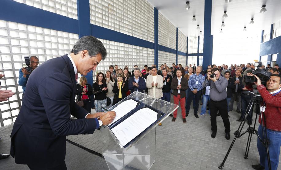 Obras com recursos do FGTS serão iniciadas em outubro, em São José dos Pinhais A prefeitura de São José dos Pinhais teve a licitação homologada e nas próximas semanas devem ser iniciadas as obras da rua Marechal Hermes, que vão criar uma nova ligação entre bairros Iná e Guatupê, com uma nova trincheira sob a BR-277. As obras são financiadas pela Fomento Paraná, por meio da linha FGTS Pró-Transporte.