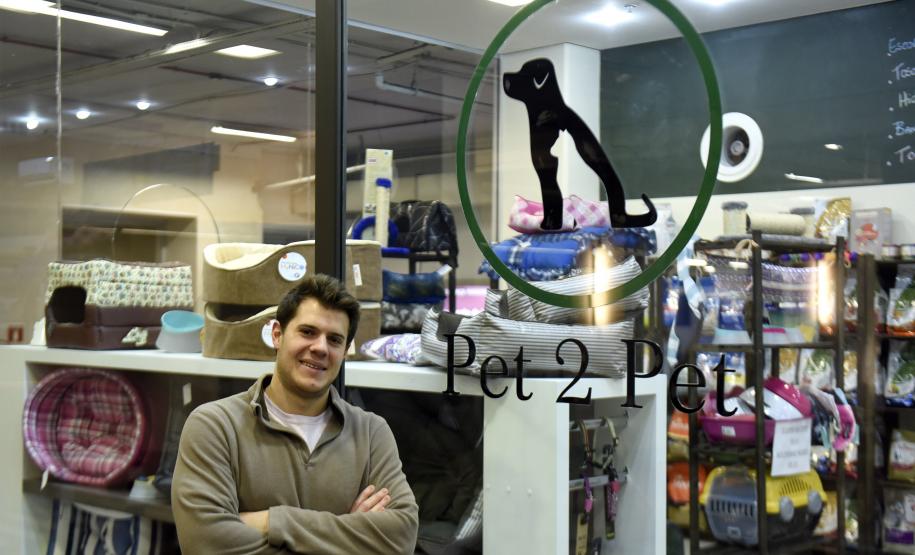 Leonardo Gattoni, proprietário do petshop Pet 2 Pet no Shopping Crystal, em Curitiba. Microcrédito da Fomento Paraná ajudou empreendedor a reformar o espaço, comprar móveis e novos equipamentos para prestar serviços de banho, tosa e atendimento veterinário na loja.