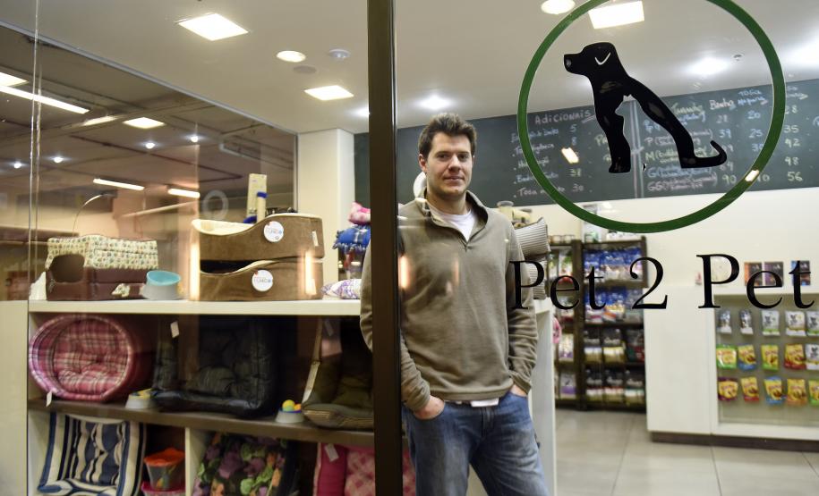 Leonardo Gattoni, proprietário do petshop Pet 2 Pet no Shopping Crystal, em Curitiba. Microcrédito da Fomento Paraná ajudou empreendedor a reformar o espaço, comprar móveis e novos equipamentos para prestar serviços de banho, tosa e atendimento veterinário na loja.