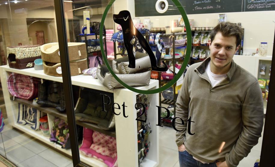 Leonardo Gattoni, proprietário do petshop Pet 2 Pet no Shopping Crystal, em Curitiba. Microcrédito da Fomento Paraná ajudou empreendedor a reformar o espaço, comprar móveis e novos equipamentos para prestar serviços de banho, tosa e atendimento veterinário na loja.