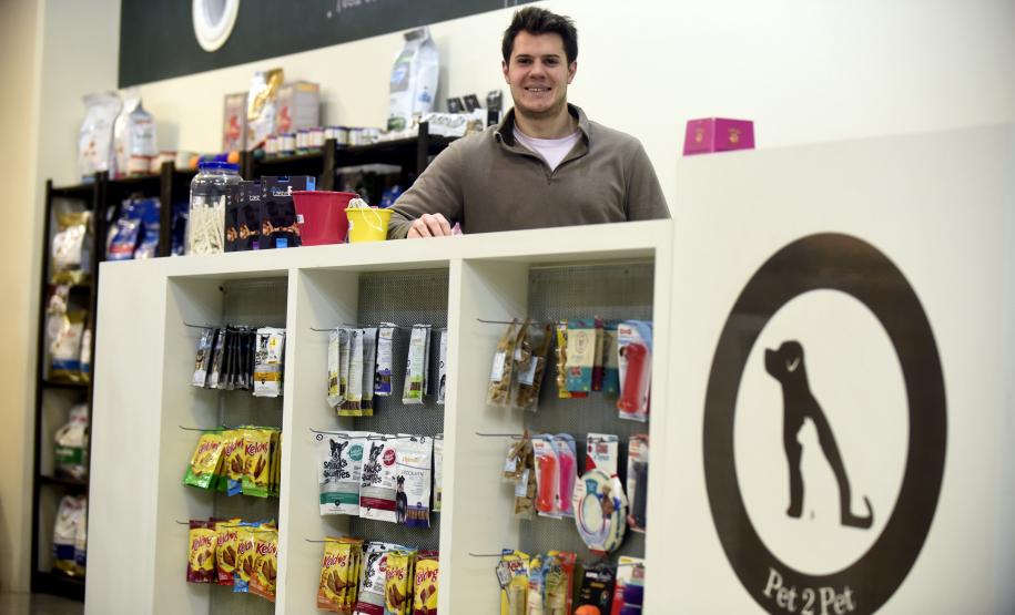 Leonardo Gattoni, proprietário do petshop Pet 2 Pet no Shopping Crystal, em Curitiba. Microcrédito da Fomento Paraná ajudou empreendedor a reformar o espaço, comprar móveis e novos equipamentos para prestar serviços de banho, tosa e atendimento veterinário na loja.