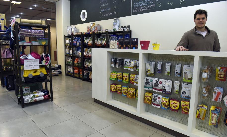 Leonardo Gattoni, proprietário do petshop Pet 2 Pet no Shopping Crystal, em Curitiba. Microcrédito da Fomento Paraná ajudou empreendedor a reformar o espaço, comprar móveis e novos equipamentos para prestar serviços de banho, tosa e atendimento veterinário na loja.