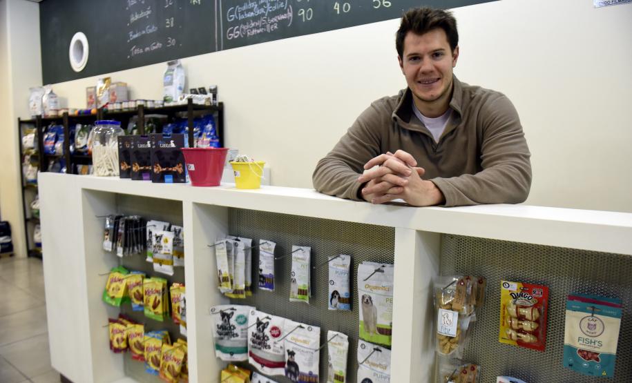 Leonardo Gattoni, proprietário do petshop Pet 2 Pet no Shopping Crystal, em Curitiba. Microcrédito da Fomento Paraná ajudou empreendedor a reformar o espaço, comprar móveis e novos equipamentos para prestar serviços de banho, tosa e atendimento veterinário na loja.