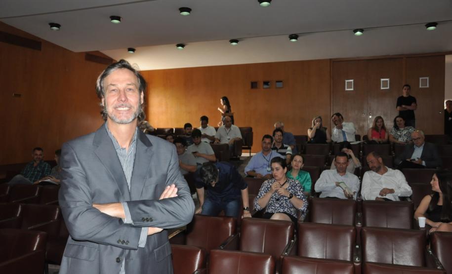 Palestra promovida pela UniFomento nesta terça (18/10) com Ike Weber, um jornalista curitibano que se anuncia como executivo, empreendedor e viajante, para transmitir noções e conceitos de empreendedorismo.