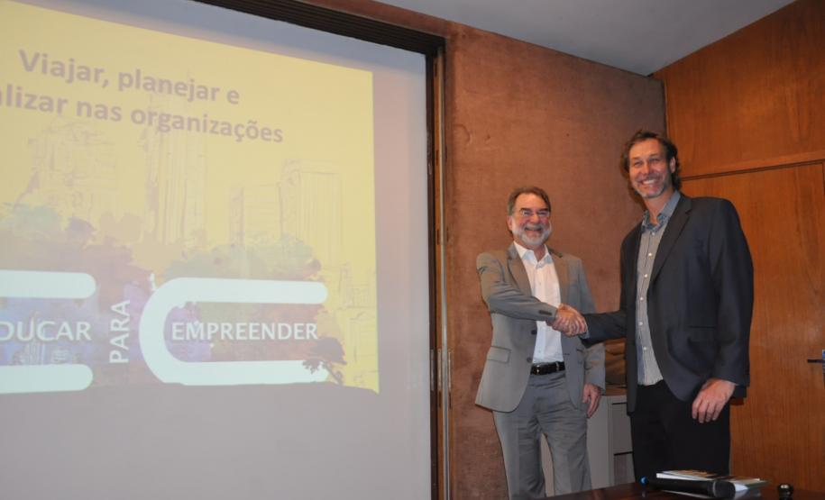 Palestra promovida pela UniFomento nesta terça (18/10) com Ike Weber, um jornalista curitibano que se anuncia como executivo, empreendedor e viajante, para transmitir noções e conceitos de empreendedorismo.