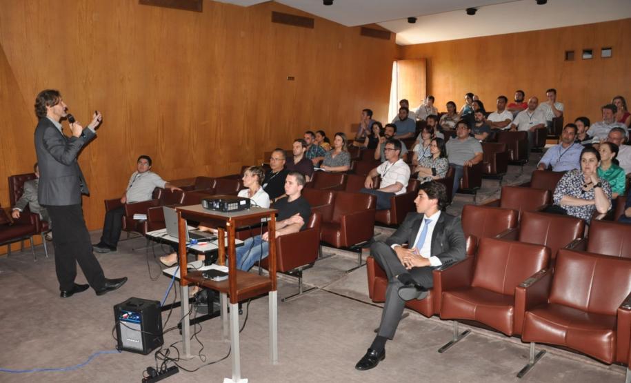 Palestra promovida pela UniFomento nesta terça (18/10) com Ike Weber, um jornalista curitibano que se anuncia como executivo, empreendedor e viajante, para transmitir noções e conceitos de empreendedorismo.