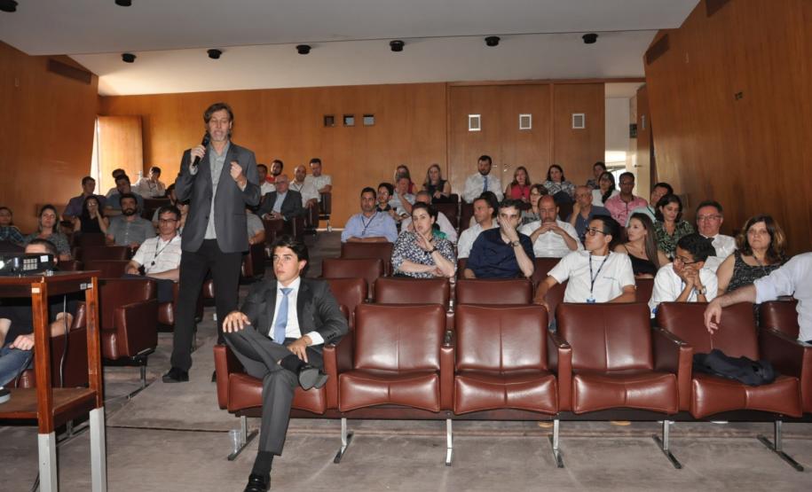 Palestra promovida pela UniFomento nesta terça (18/10) com Ike Weber, um jornalista curitibano que se anuncia como executivo, empreendedor e viajante, para transmitir noções e conceitos de empreendedorismo.