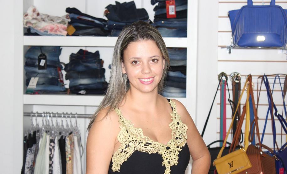 A Fomento Paraná, instituição financeira de desenvolvimento do Governo do Estado, contratou até outubro R$ 45 milhões em operações de microcrédito, batendo, em dez meses, a meta para todo o ano de 2016. O valor alcançado de janeiro a outubro é também superior em quase 30% ao contratado em todo o ano de 2015, que foi de R$ 35 milhões. Na imagem, a empreendedora Fabiana Sanches, de Marialva, que montou uma loja com o crédito.