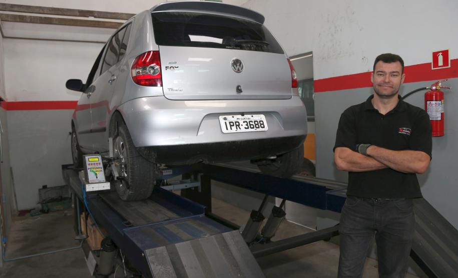 A Fomento Paraná, instituição financeira de desenvolvimento do Governo do Estado, contratou até outubro R$ 45 milhões em operações de microcrédito, batendo, em dez meses, a meta para todo o ano de 2016. O valor alcançado de janeiro a outubro é também superior em quase 30% ao contratado em todo o ano de 2015, que foi de R$ 35 milhões. Na imagem, o empreendedor Moacir Xavier, da Macchina Mecânica Automotiva.