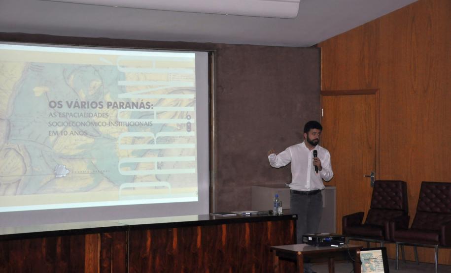 UniFomento promove palestra com pesquisadores do Ipardes para apresentar estudo sobre a evolução dos indicadores do Paraná.
Na imagem, Roberto Carlos de Oliveira e Silva faz apresentação.