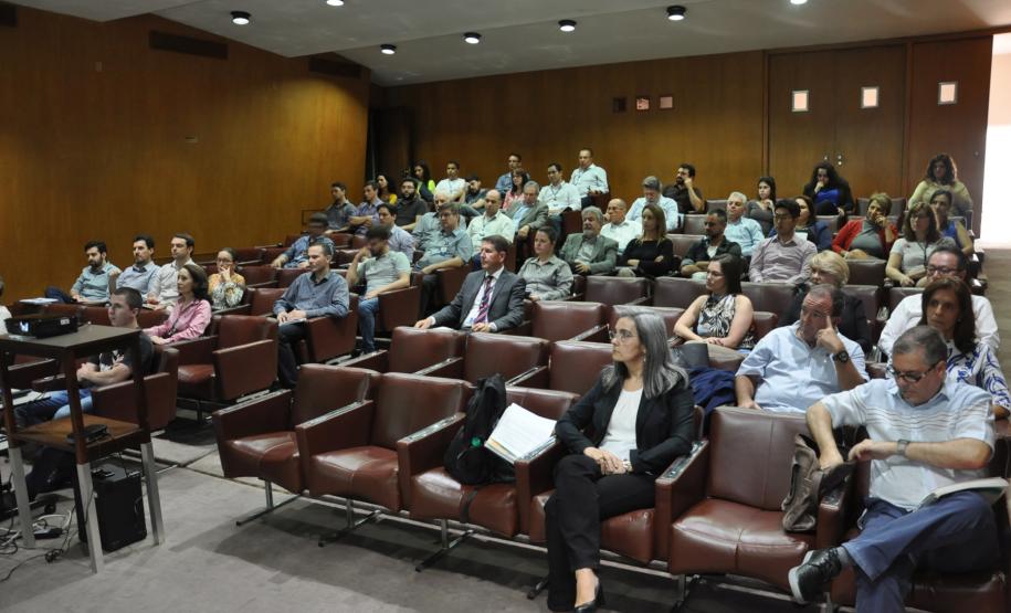 UniFomento promove palestra com pesquisadores do Ipardes para apresentar estudo sobre a evolução dos indicadores do Paraná.
Na imagem, Roberto Carlos de Oliveira e Silva faz apresentação.