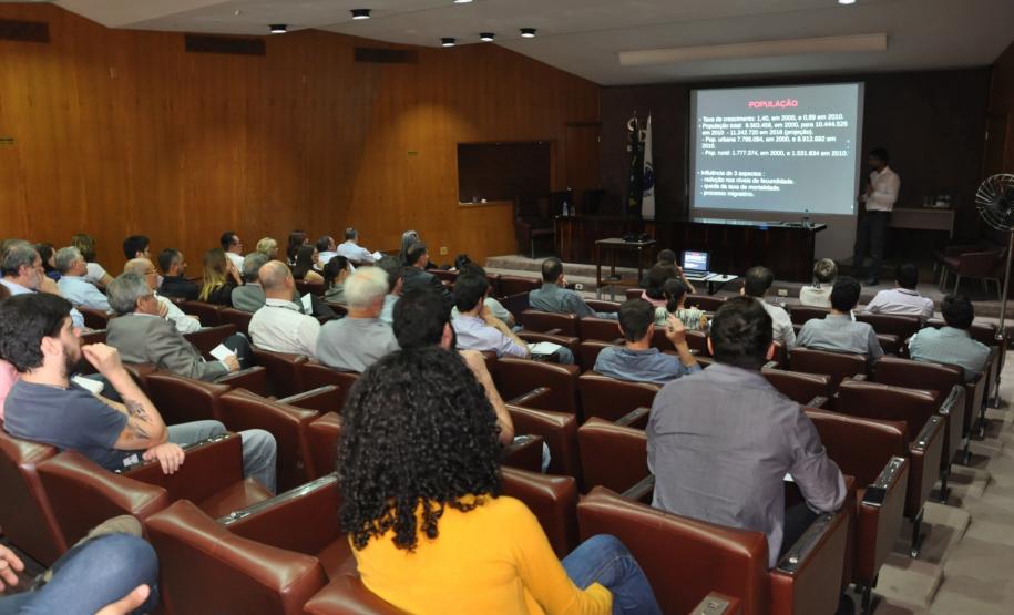 UniFomento promove palestra com pesquisadores do Ipardes para apresentar estudo sobre a evolução dos indicadores do Paraná.
Na imagem, Roberto Carlos de Oliveira e Silva faz apresentação.