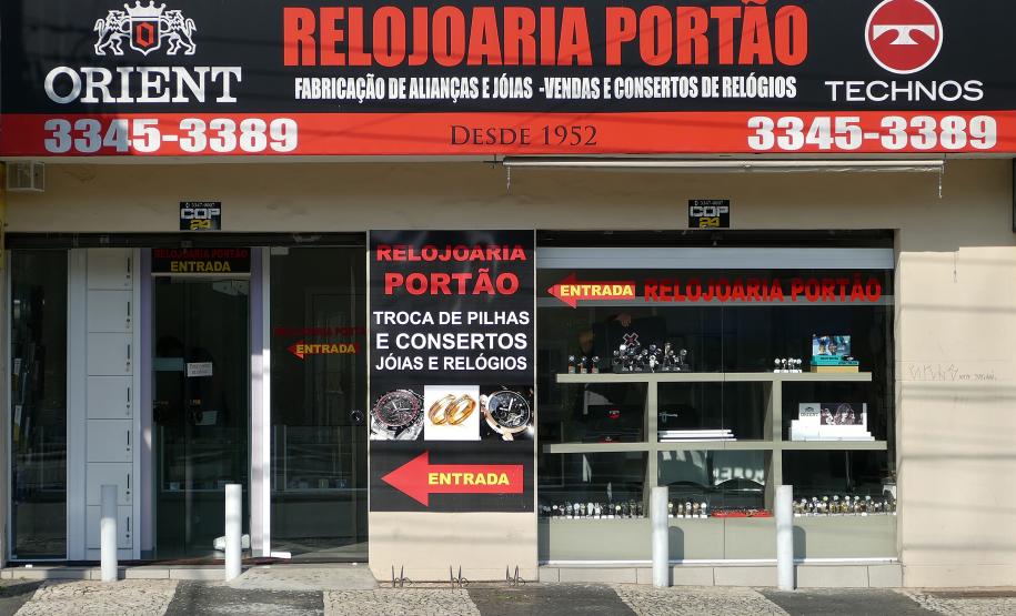 Os irmãos Celso e Sérgio Zaleski, proprietários da Relojoaria Portão. Com o dinheiro do financiamento da Fomento Paraná os empreendedores instalaram uma porta giratória e fizeram uma reforma geral no estabelecimento. 
Curitiba, 19-10-16.Foto: Arnaldo Alves / ANPr.