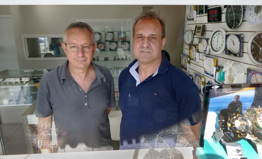 Os irmãos Celso e Sérgio Zaleski, proprietários da Relojoaria Portão. Com o dinheiro do financiamento da Fomento Paraná os empreendedores instalaram uma porta giratória e fizeram uma reforma geral no estabelecimento. 
Curitiba, 19-10-16.Foto: Arnaldo Alves / ANPr.