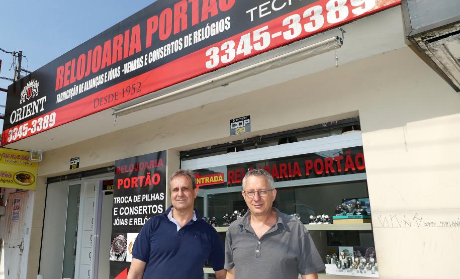 Os irmãos Celso e Sérgio Zaleski, proprietários da Relojoaria Portão. Com o dinheiro do financiamento da Fomento Paraná os empreendedores instalaram uma porta giratória e fizeram uma reforma geral no estabelecimento. 
Curitiba, 19-10-16.Foto: Arnaldo Alves / ANPr.