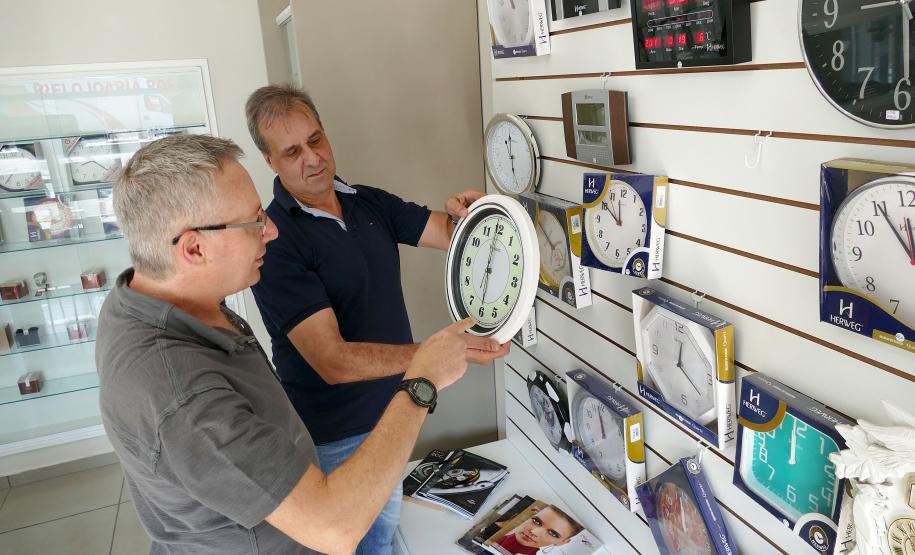 Os irmãos Celso e Sérgio Zaleski, proprietários da Relojoaria Portão. Com o dinheiro do financiamento da Fomento Paraná os empreendedores instalaram uma porta giratória e fizeram uma reforma geral no estabelecimento. 
Curitiba, 19-10-16.Foto: Arnaldo Alves / ANPr.