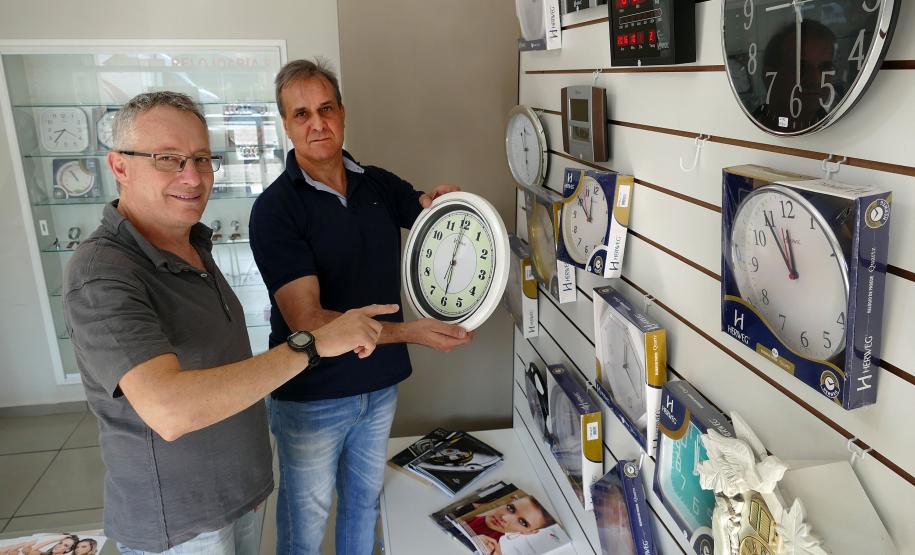 Os irmãos Celso e Sérgio Zaleski, proprietários da Relojoaria Portão. Com o dinheiro do financiamento da Fomento Paraná os empreendedores instalaram uma porta giratória e fizeram uma reforma geral no estabelecimento. 
Curitiba, 19-10-16.Foto: Arnaldo Alves / ANPr.