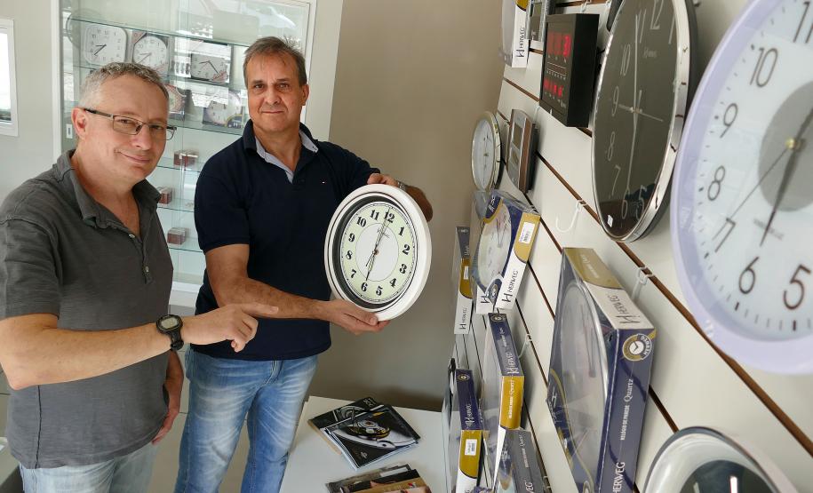 Os irmãos Celso e Sérgio Zaleski, proprietários da Relojoaria Portão. Com o dinheiro do financiamento da Fomento Paraná os empreendedores instalaram uma porta giratória e fizeram uma reforma geral no estabelecimento. 
Curitiba, 19-10-16.Foto: Arnaldo Alves / ANPr.