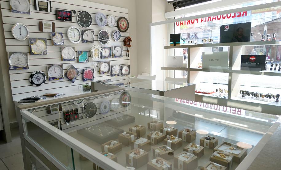 Os irmãos Celso e Sérgio Zaleski, proprietários da Relojoaria Portão. Com o dinheiro do financiamento da Fomento Paraná os empreendedores instalaram uma porta giratória e fizeram uma reforma geral no estabelecimento. 
Curitiba, 19-10-16.Foto: Arnaldo Alves / ANPr.