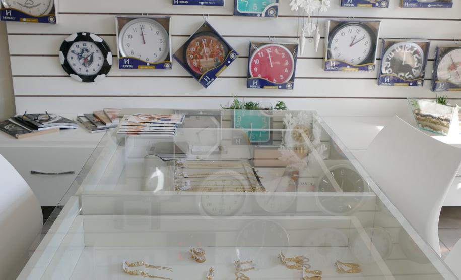 Os irmãos Celso e Sérgio Zaleski, proprietários da Relojoaria Portão. Com o dinheiro do financiamento da Fomento Paraná os empreendedores instalaram uma porta giratória e fizeram uma reforma geral no estabelecimento. 
Curitiba, 19-10-16.Foto: Arnaldo Alves / ANPr.