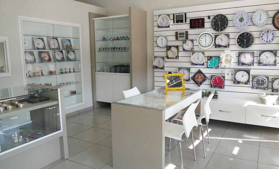 Os irmãos Celso e Sérgio Zaleski, proprietários da Relojoaria Portão. Com o dinheiro do financiamento da Fomento Paraná os empreendedores instalaram uma porta giratória e fizeram uma reforma geral no estabelecimento. 
Curitiba, 19-10-16.Foto: Arnaldo Alves / ANPr.