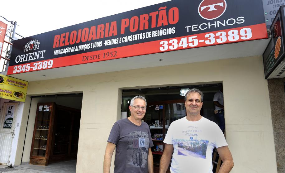 Sergio e Celso Zaleski, proprietários da Relojoaria Portão, empresa cliente da Fomento Paraná, em imagem anterior à reforma com recursos de um financiamento. 
Curitiba, 09-11-15.Foto: Arnaldo Alves / ANPr.