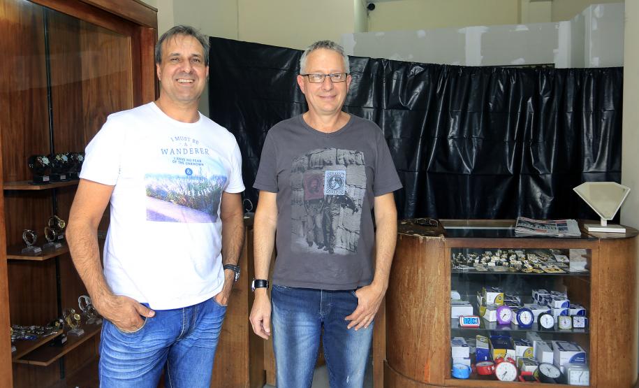 Sergio e Celso Zaleski, proprietários da Relojoaria Portão, empresa cliente da Fomento Paraná, em imagem anterior à reforma com recursos de um financiamento.
Curitiba, 09-11-15.Foto: Arnaldo Alves / ANPr.