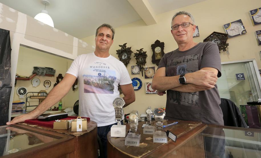 Sergio e Celso Zaleski, proprietários da Relojoaria Portão, empresa cliente da Fomento Paraná, em imagem anterior à reforma com recursos de um financiamento.
Curitiba, 09-11-15.Foto: Arnaldo Alves / ANPr.