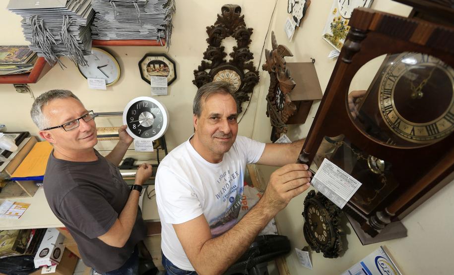 Sergio e Celso Zaleski, proprietários da Relojoaria Portão, empresa cliente da Fomento Paraná, em imagem anterior à reforma com recursos de um financiamento.
Curitiba, 09-11-15.Foto: Arnaldo Alves / ANPr.