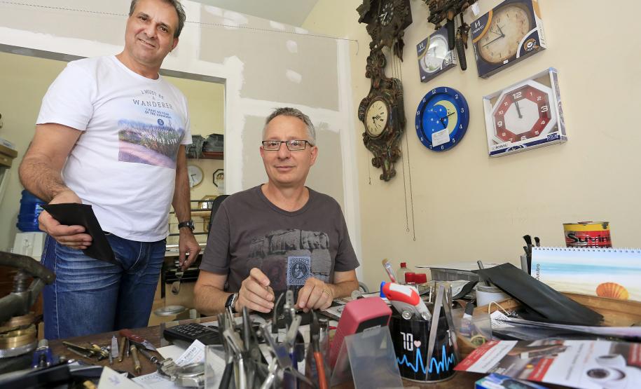 Sergio e Celso Zaleski, proprietários da Relojoaria Portão, empresa cliente da Fomento Paraná, em imagem anterior à reforma com recursos de um financiamento.
Curitiba, 09-11-15. Foto: Arnaldo Alves / ANPr.