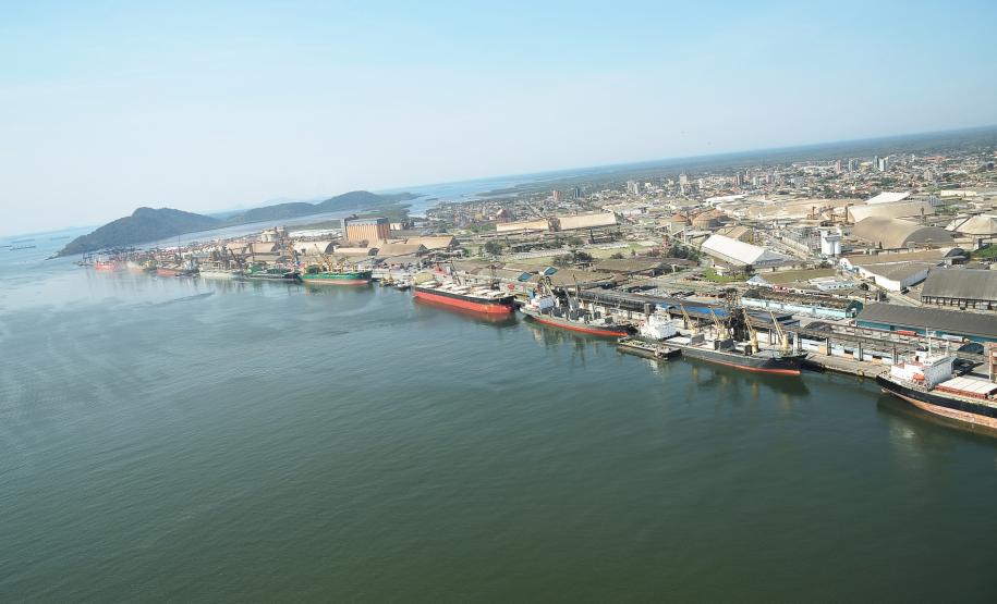 A Administração dos Portos de Paranaguá e Antonina (Appa), em parceria com o Sebrae e a Fomento Paraná, promoveram uma Rodada de Negócios no Porto de Paranaguá, nesta quinta-feira (25), com o objetivo de aproximar clientes e fornecedores que prestam serviços para empresas ligadas à área portuária.