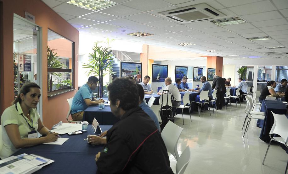 A Administração dos Portos de Paranaguá e Antonina (Appa), em parceria com o Sebrae e a Fomento Paraná, promoveram uma Rodada de Negócios no Porto de Paranaguá, nesta quinta-feira (25), com o objetivo de aproximar clientes e fornecedores que prestam serviços para empresas ligadas à área portuária.