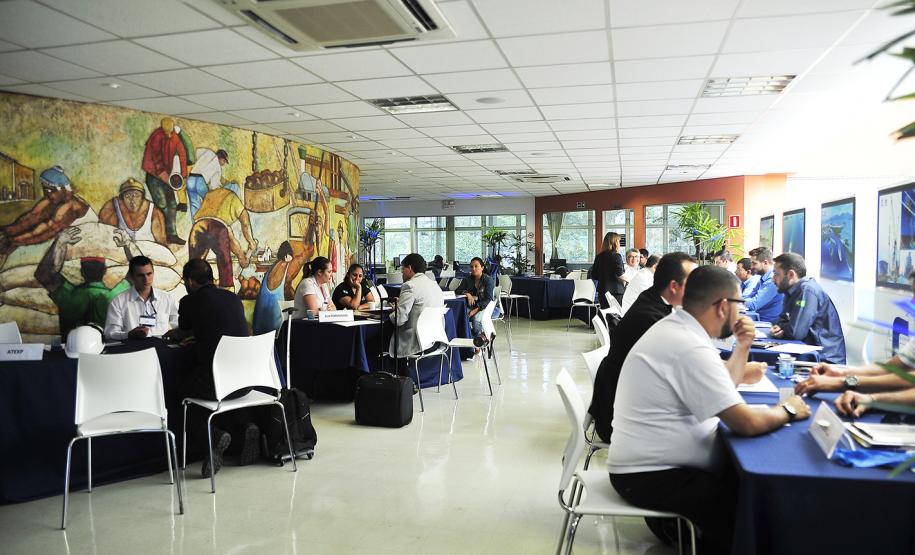 A Administração dos Portos de Paranaguá e Antonina (Appa), em parceria com o Sebrae e a Fomento Paraná, promoveram uma Rodada de Negócios no Porto de Paranaguá, nesta quinta-feira (25), com o objetivo de aproximar clientes e fornecedores que prestam serviços para empresas ligadas à área portuária.